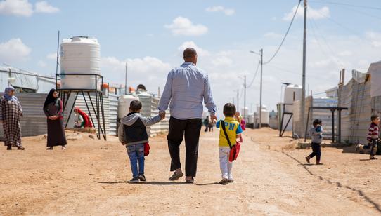 Father with his sons in a refugeecamp in Jordan_War Child Jordan_180422