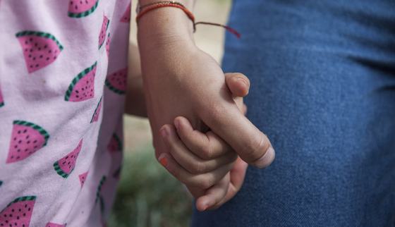 Kind en begeleider TeamUp War Child handen vast_War Child Nederland_180730.original.jpg