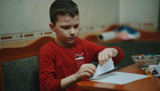 War-Child_Alex_refugee-from-Ukraine_paper-tanks_Moldova_4_220330