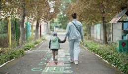 War-Child_Oekraïne_Veilige-Plek_ Denys_buiten-met-moeder-weg_231022