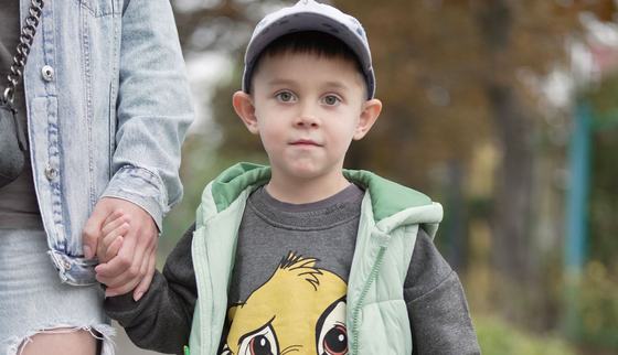 War-Child_Oekraïne_Veilige-Plek_ Denys_buiten-moeder-handen-vast_231022