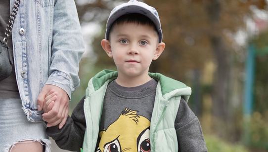 War-Child_Oekraïne_Veilige-Plek_ Denys_buiten-moeder-handen-vast_231022
