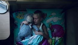 War-Child_Oekraïne_Veilige-Plek_Dmitry_in-bed_slapend_knuffel_231022