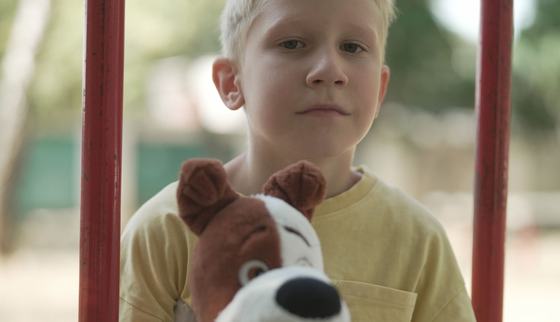 War-Child_Oekraïne_Veilige-Plek_Dmitry_schommel-met-knuffel_1_231022