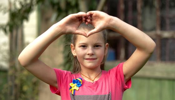 War-Child_Oekraïne_Veilige-Plek_Natalya_hartje-met-handen_231022