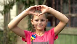 War-Child_Oekraïne_Veilige-Plek_Natalya_hartje-met-handen_231022
