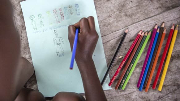 Tekeningen met stiften - Burundees meisje in DR Congo - War Child