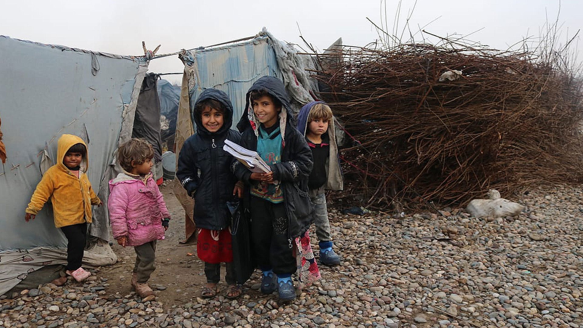 Gevluchte Syrische kinderen na de verwoestende aardbeving in hun regio