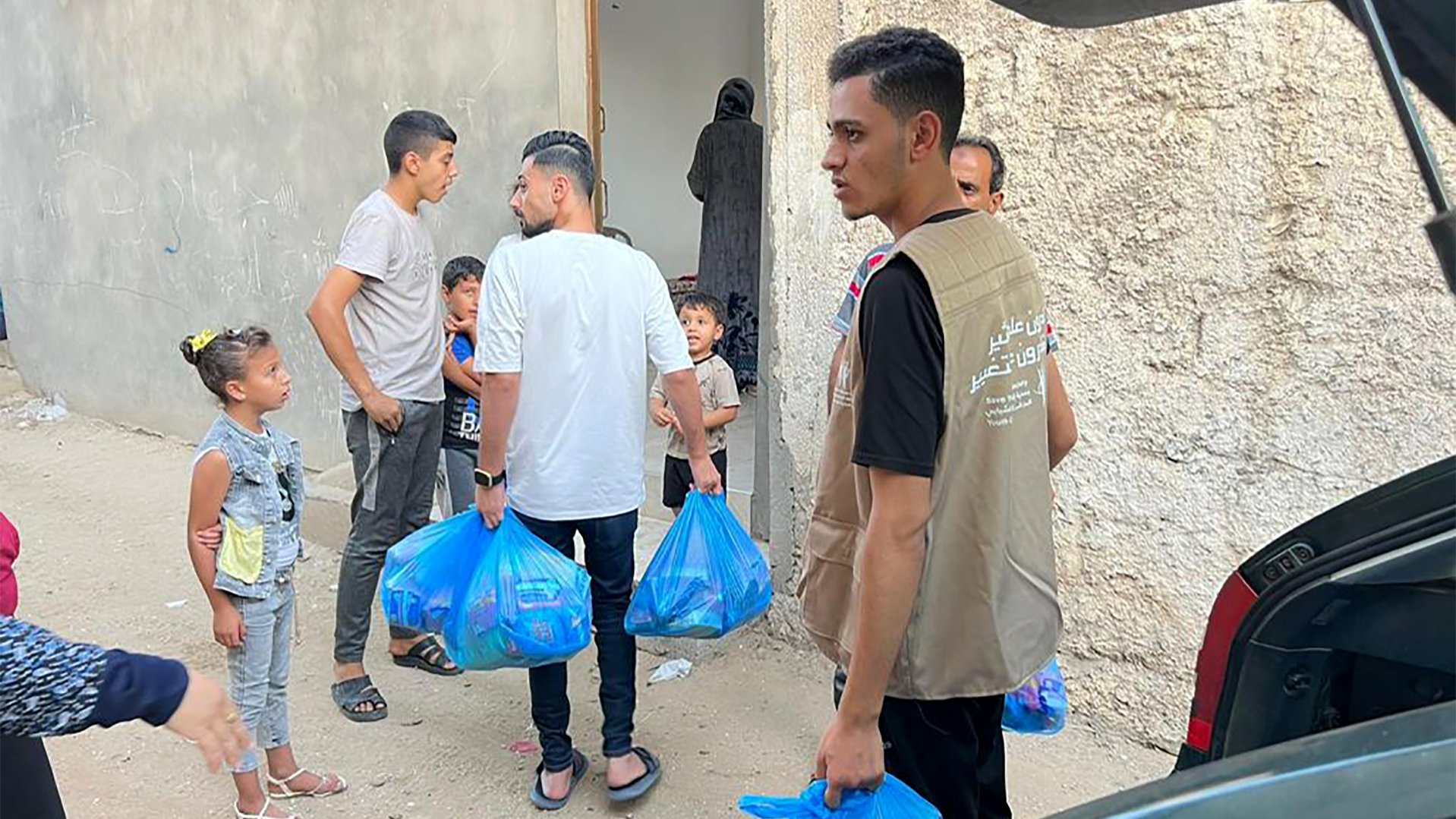 War Child with partners in Gaza to support civilians with hygiene kits as they lack everything due to the siege and continuous bombing. Oct 2023.