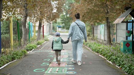 War-Child_Oekraïne_Veilige-Plek_ Denys_buiten-met-moeder-weg_231022