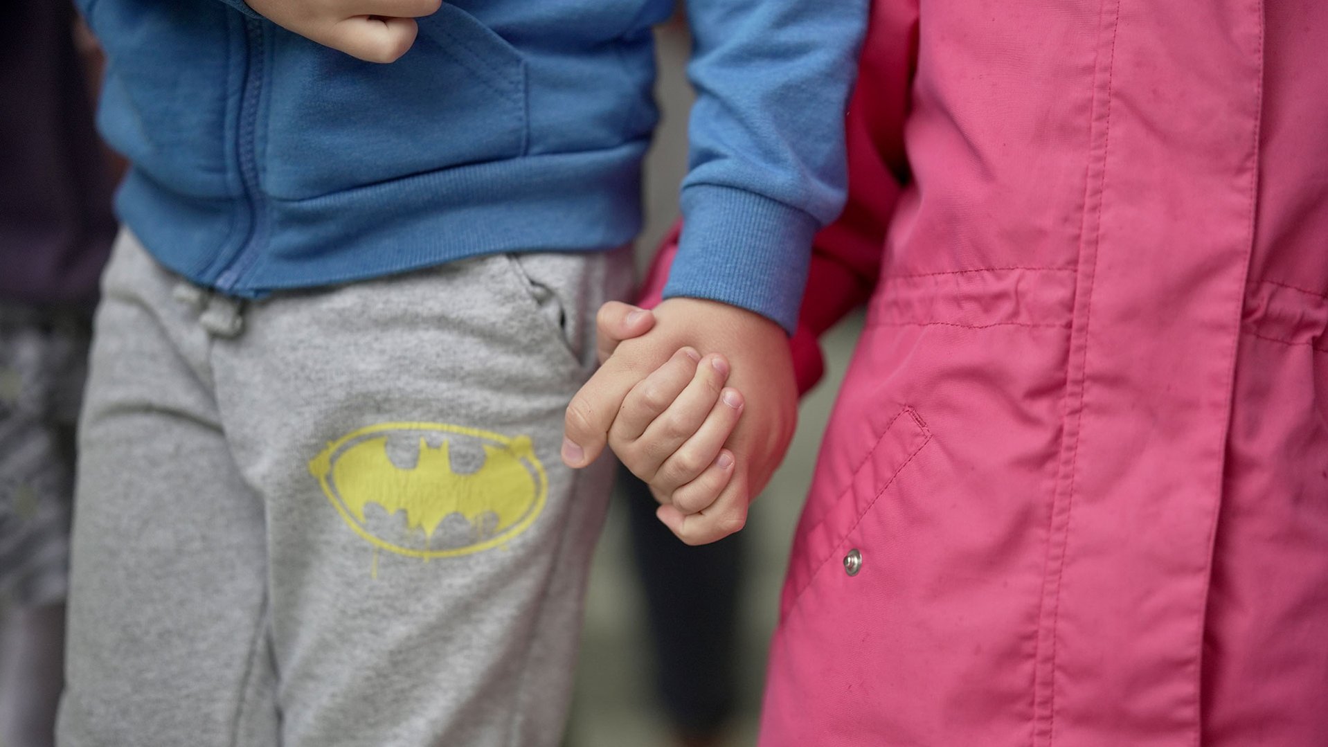 War-Child_Oekraïne_Veilige-Plek_Denys_hand-vast_231022